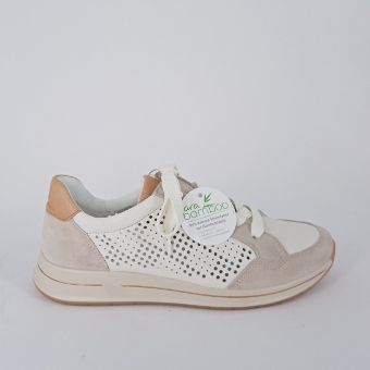 Ara sneakers in pelle forata bianca e inserti in camoscio taupe.