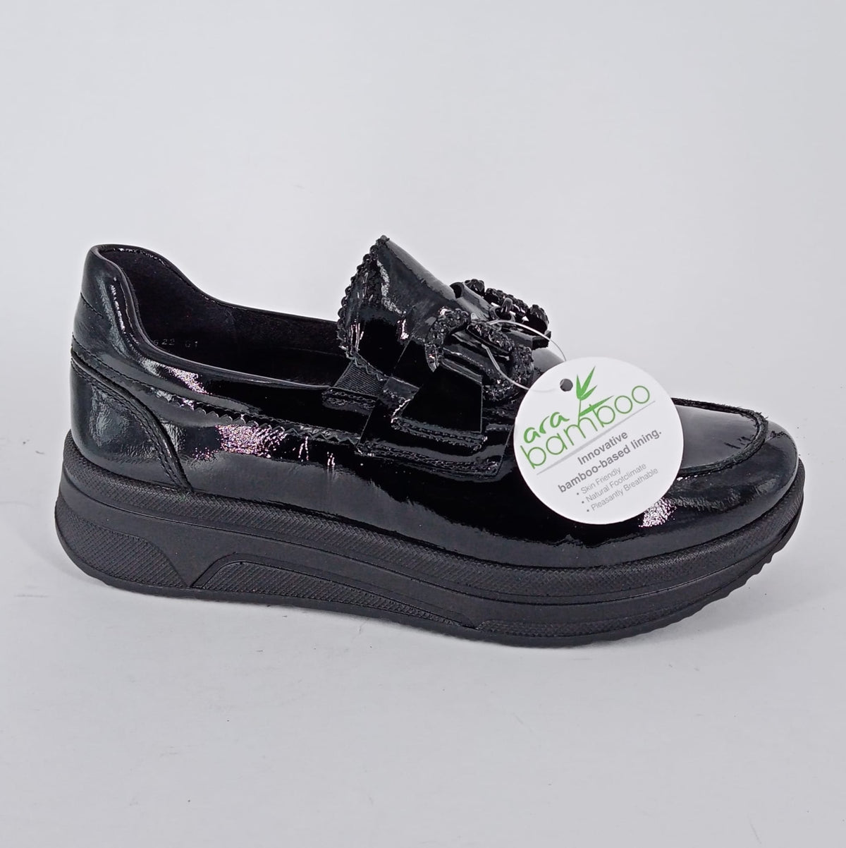 ARA- Mocassino nero in vernice con accessorio.