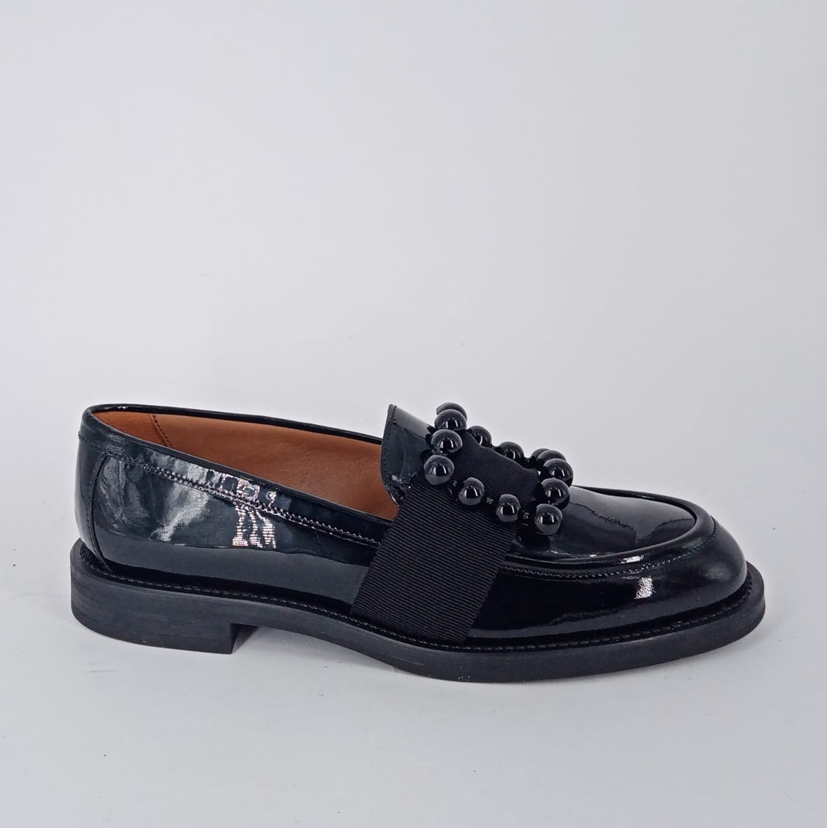 FRAU- Mocassino in vernice lucida con accessorio.