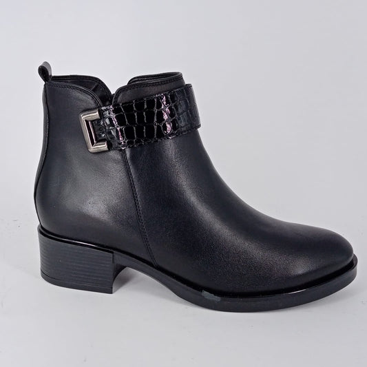 .MELLUSO . Tronchetto in pelle nera con zip
