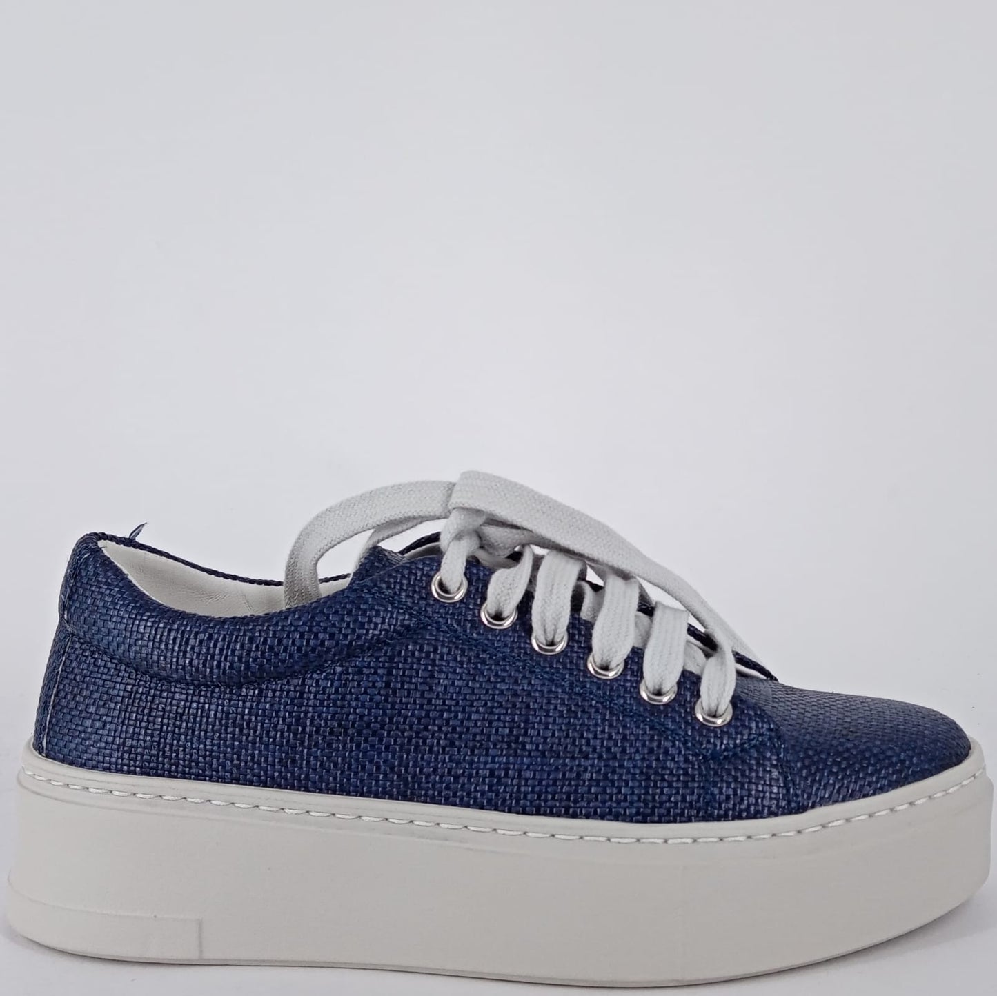 Frau - Sneakers in rafia blu.