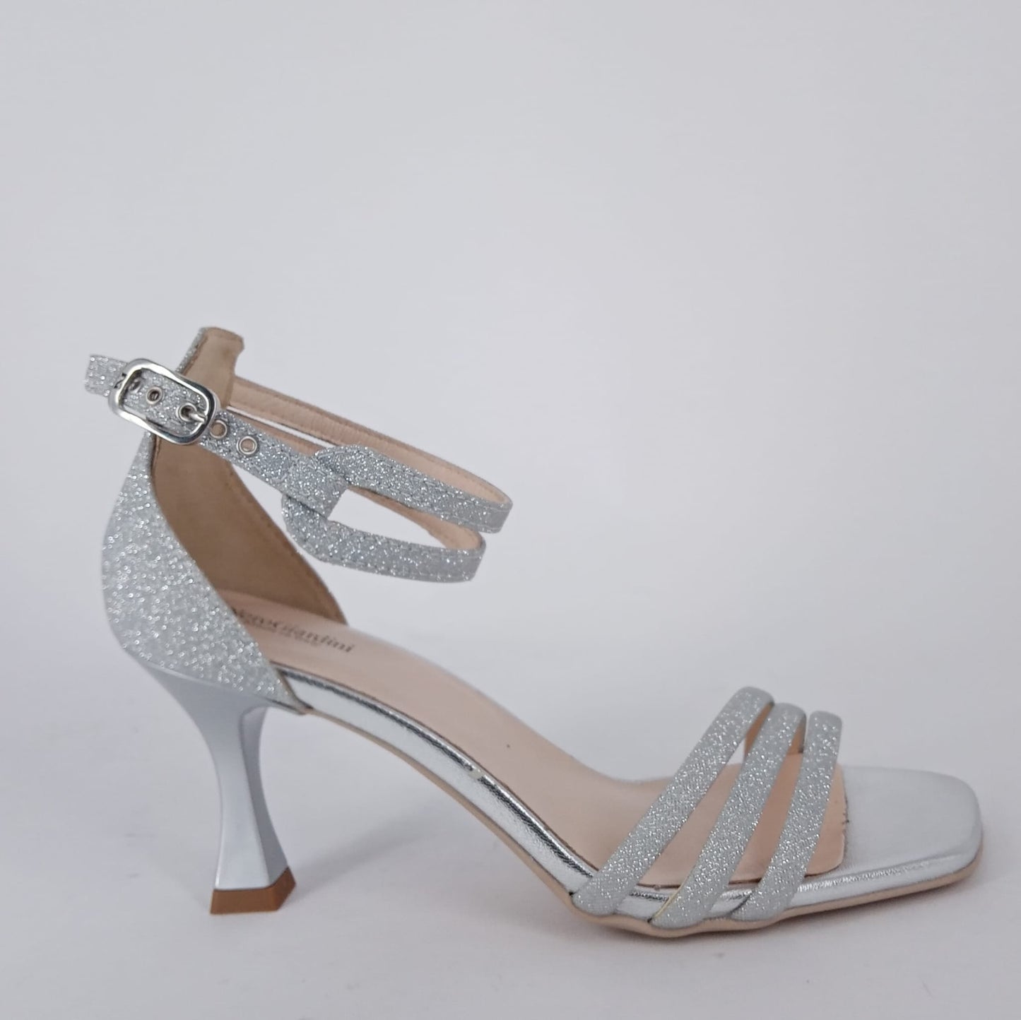 Nero Giardini- Sandali in argento con finitura in glitter.