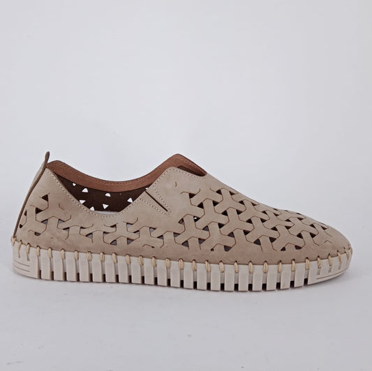 Frau -Slip on in pelle traforata beige.