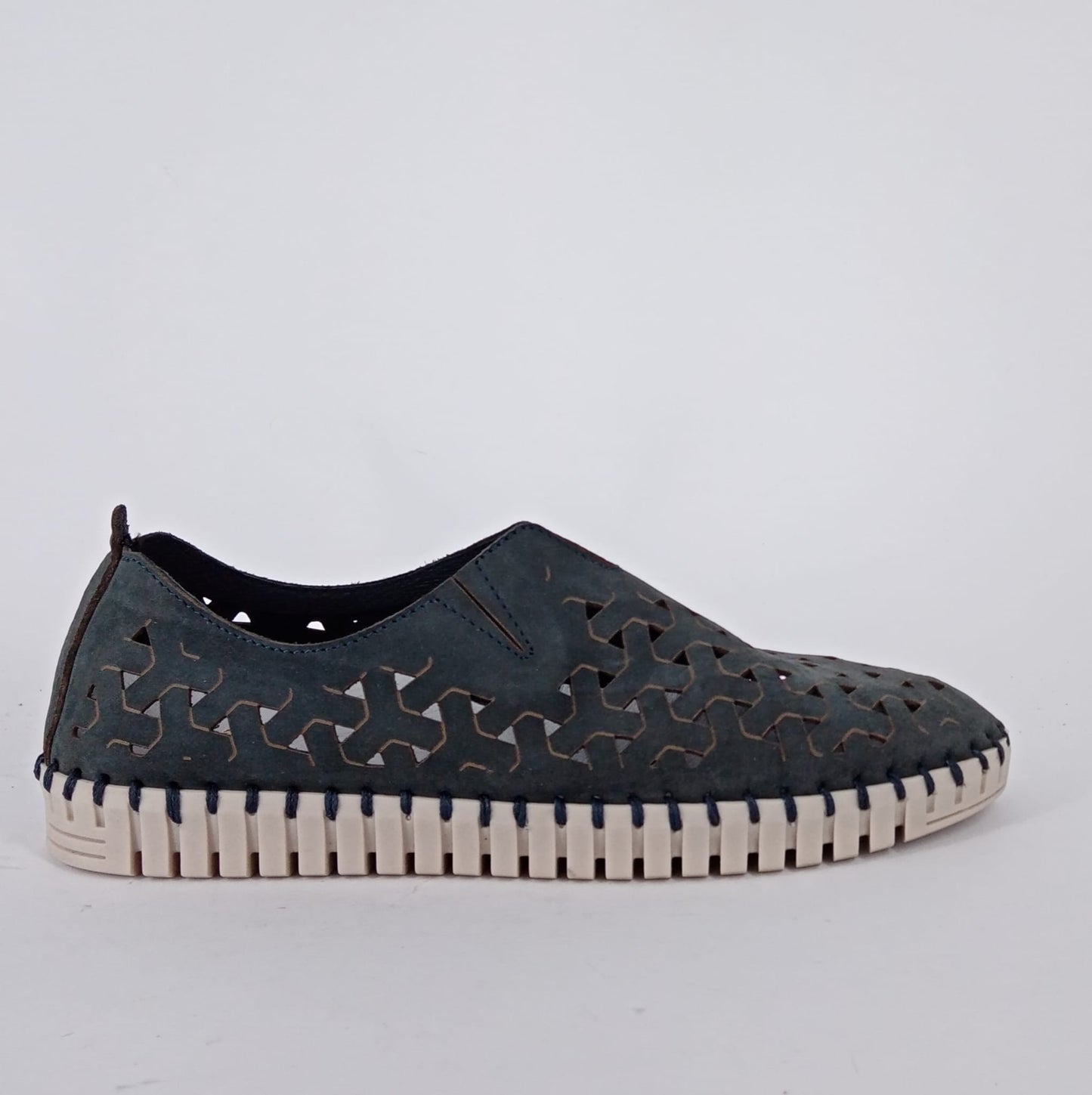 Frau - Slip on in pelle traforata blu.
