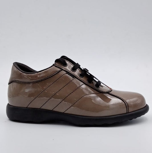 FRAU - Scarpa allacciata sporty in vernice taupe -50%