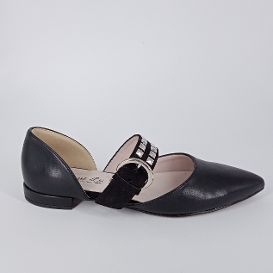 LOTTI . Ballerina in pelle nera con cinghia . -50%