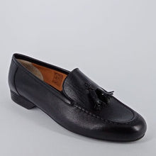 Carica l'immagine nel visualizzatore di Gallery, MORATTI . Mocassino in nappa nera con nappine .