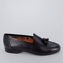 Carica l'immagine nel visualizzatore di Gallery, MORATTI . Mocassino in nappa nera con nappine .