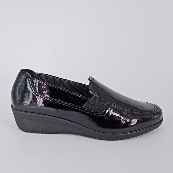 Ara - Mocassino classico in vernice nera con zeppa comoda.