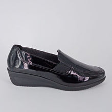 Carica l'immagine nel visualizzatore di Gallery, Ara - Mocassino classico in vernice nera con zeppa comoda.
