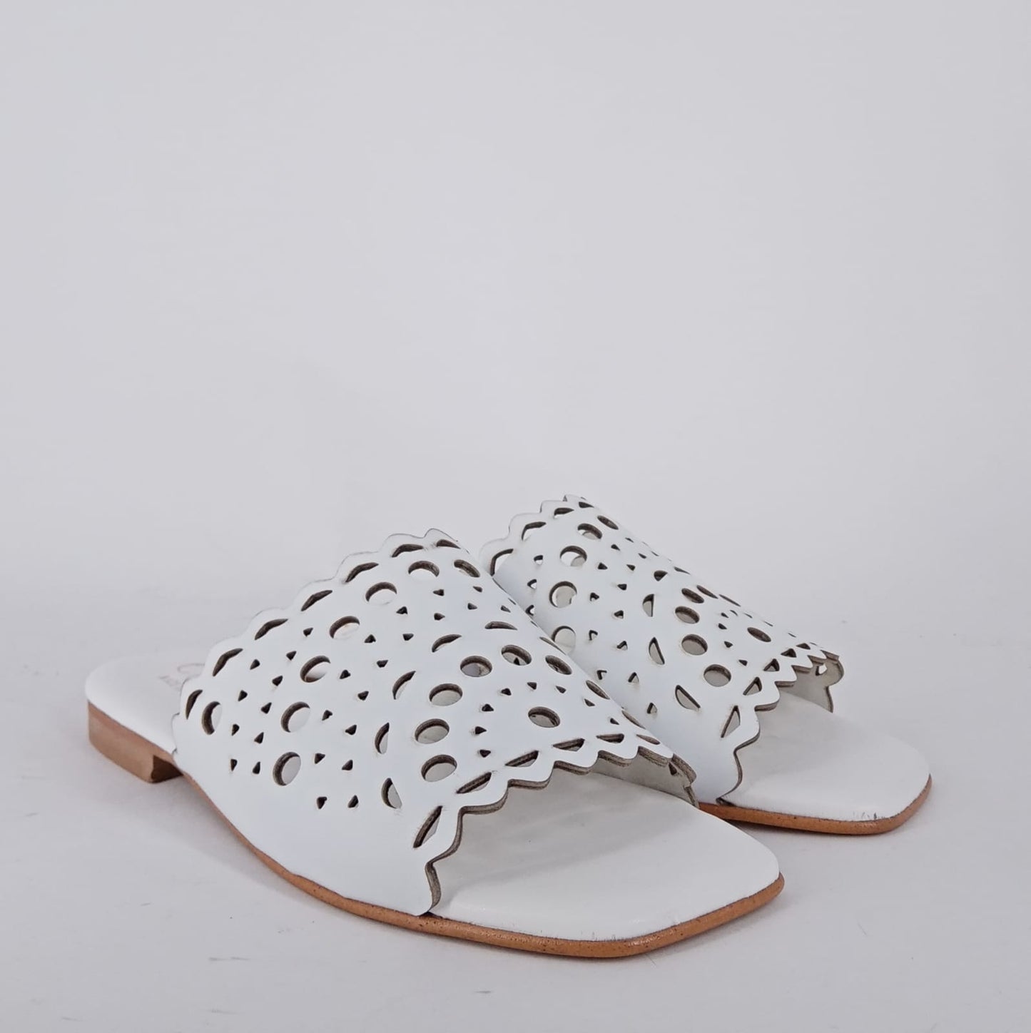MRC -  Ciabatta fashion donna  in pelle bianca.