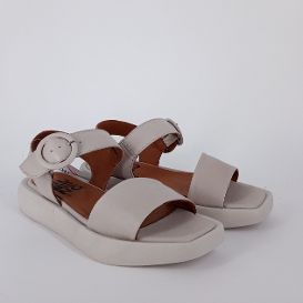 Bueno . Sandalo in pelle beige .