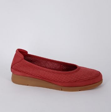 Frau . Ballerina in nubuk rosso scuro.