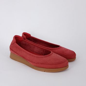 Frau . Ballerina in nubuk rosso scuro.