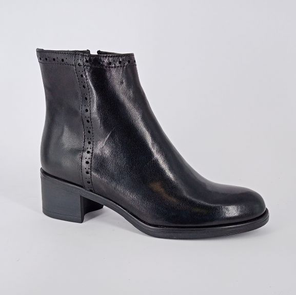 GRAMAR SHOES - Tronchetto nero con cerniera.