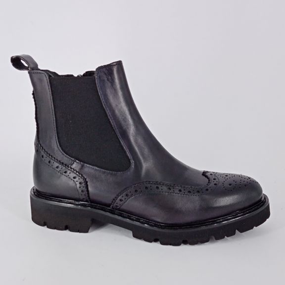 GRAMARSHOES- Tronchetto in pelle nera con coda di rondine.