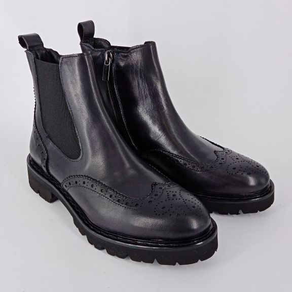 GRAMARSHOES- Tronchetto in pelle nera con coda di rondine.