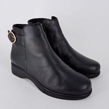 Carica l&#39;immagine nel visualizzatore di Gallery, .FRAU - Tronchetto in pelle con zip.
