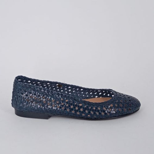 Frau . Ballerina blu in pelle intrecciata.