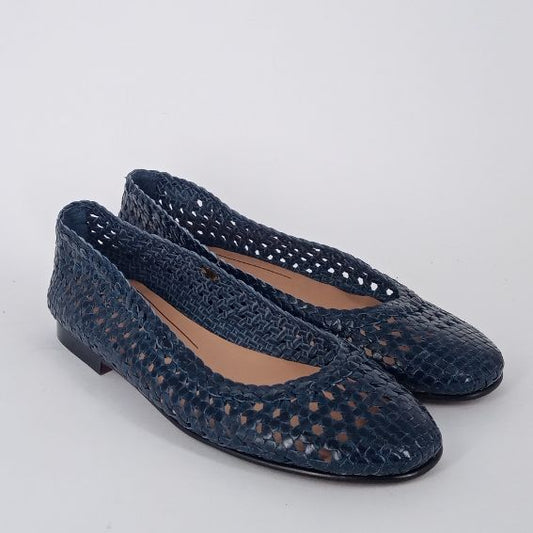 Frau . Ballerina blu in pelle intrecciata.