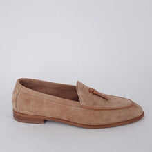 Carica l&#39;immagine nel visualizzatore di Gallery, Frau . Mocassino in pelle scamosciata con cravattina.
