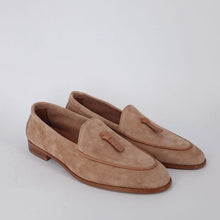 Carica l&#39;immagine nel visualizzatore di Gallery, Frau . Mocassino in pelle scamosciata con cravattina.
