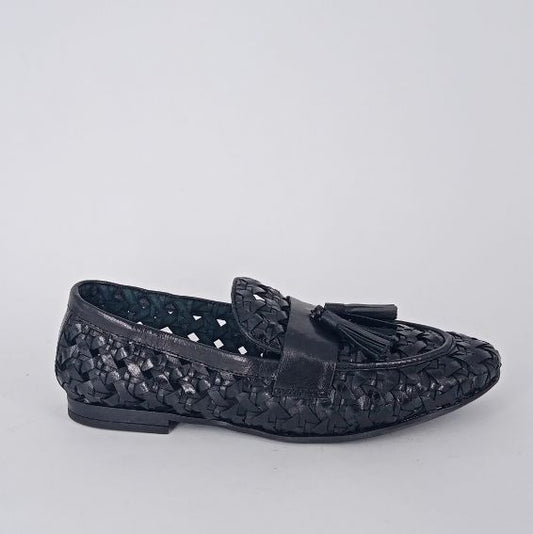 Frau . Mocassino nero con pelle intrecciata con nappine.