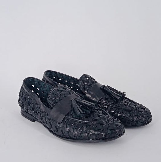 Frau . Mocassino nero con pelle intrecciata con nappine.