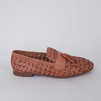 Frau . Mocassino in pelle cognac  intrecciata con nappine.