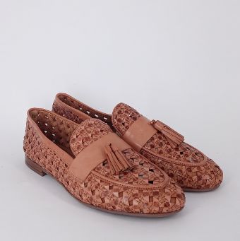 Frau . Mocassino in pelle cognac  intrecciata con nappine.