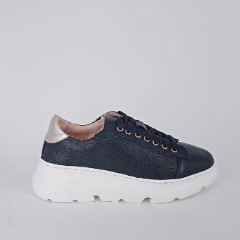 Frau . Sneakers in pelle nera traforata.
