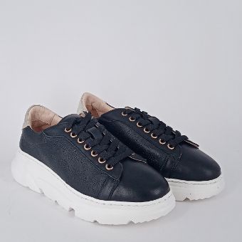 Frau . Sneakers in pelle nera traforata.