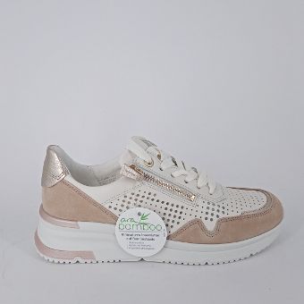 Ara sneakers in pelle bianca forata con inserti in camoscio taupe.