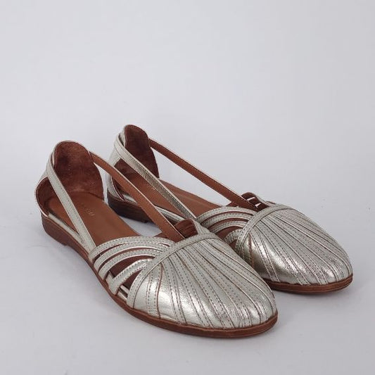 Frau . Ballerina ragnetto in pelle laminata platino.