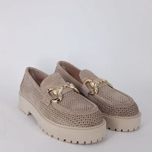 Carica l&#39;immagine nel visualizzatore di Gallery, MRC . Mocassino traforato taupe con morsetto e suola over -
