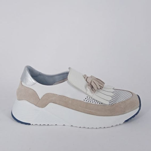 CALPIERRE . Sneakers in pelle bianca e beige  con frangia .
