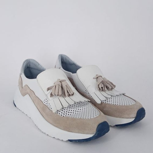CALPIERRE . Sneakers in pelle bianca e beige  con frangia .