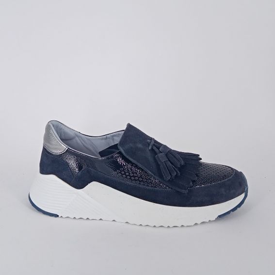 CALPIERRE . Sneakers blu con frangia e nappine .