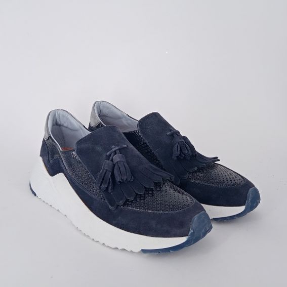 CALPIERRE . Sneakers blu con frangia e nappine .