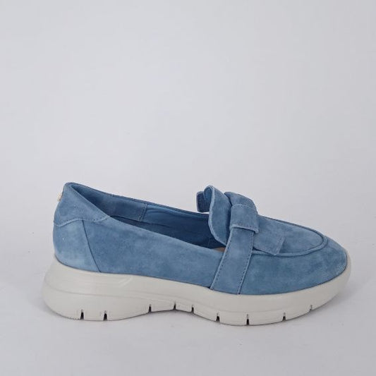 FRAU .  Slip on azzurro in pelle scamosciata con Traversina.