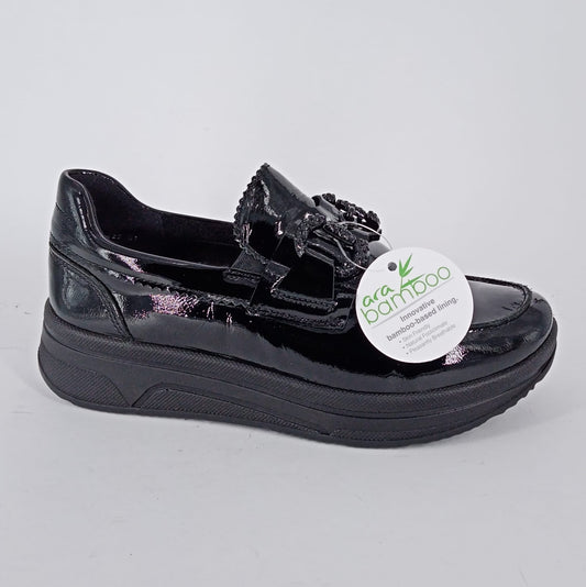 ARA- Mocassino nero in vernice con accessorio.
