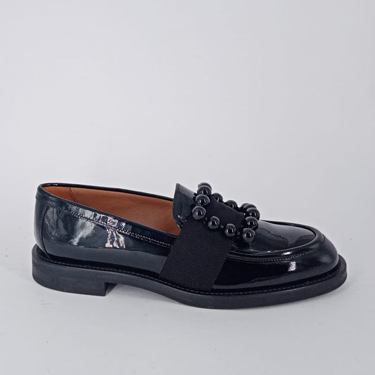 FRAU- Mocassino in vernice lucida con accessorio.