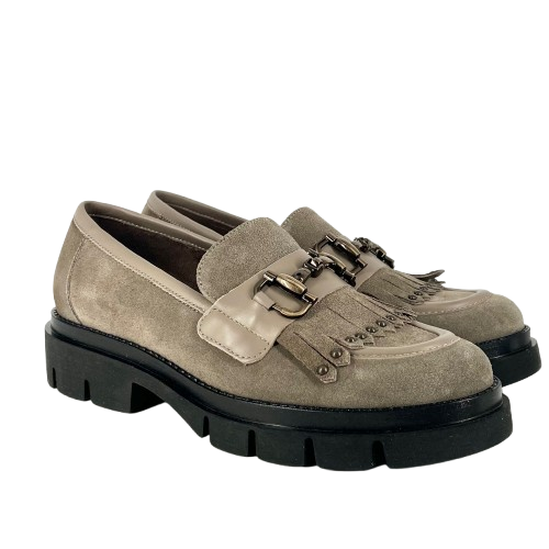 Melluso - Mocassino in camoscio grigio con accessorio e frangia.