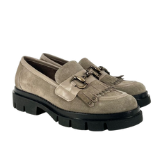 Carica l&#39;immagine nel visualizzatore di Gallery, Melluso - Mocassino in camoscio grigio con accessorio e frangia.
