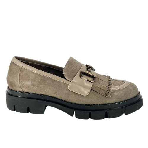 Melluso - Mocassino in camoscio grigio con accessorio e frangia.