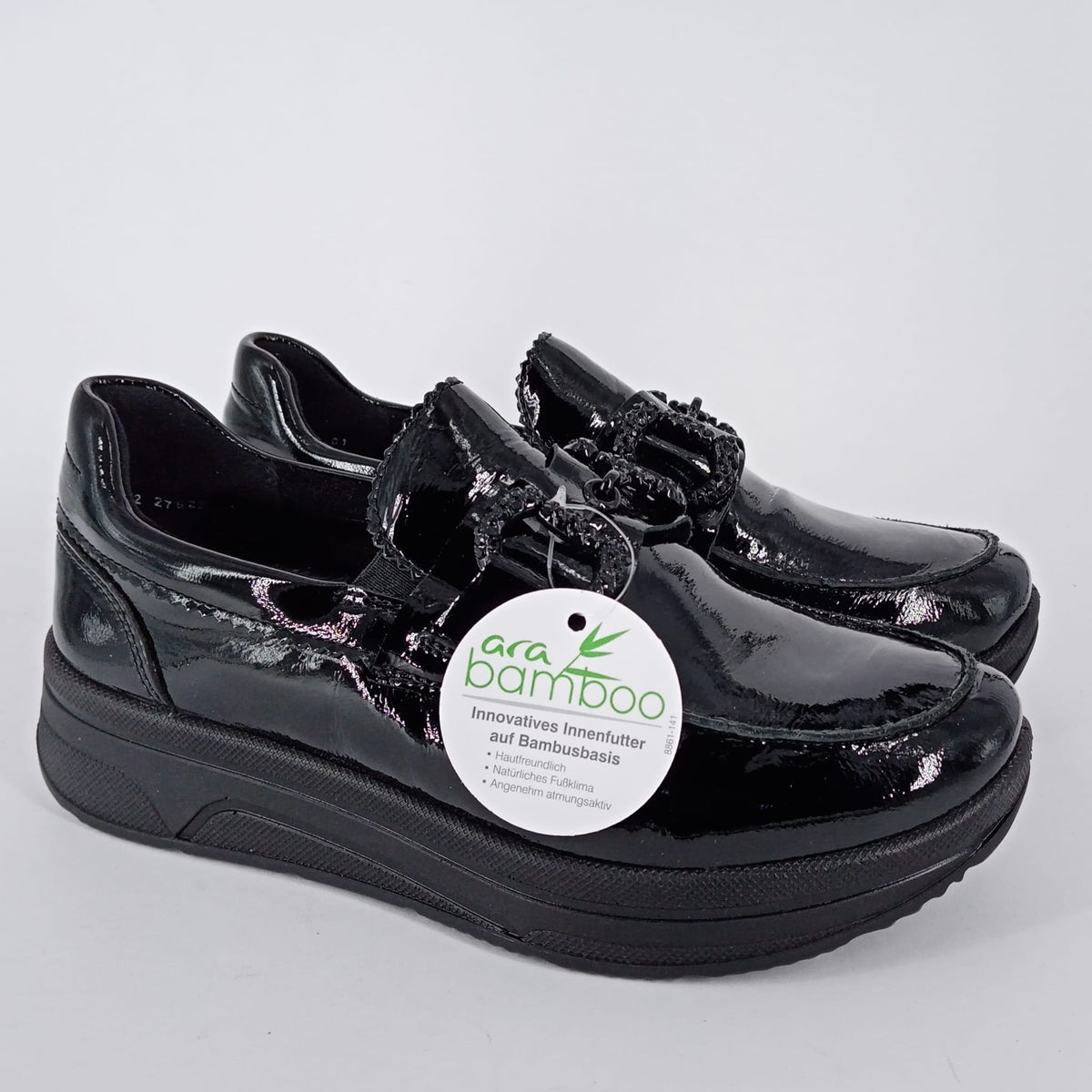 ARA- Mocassino nero in vernice con accessorio.