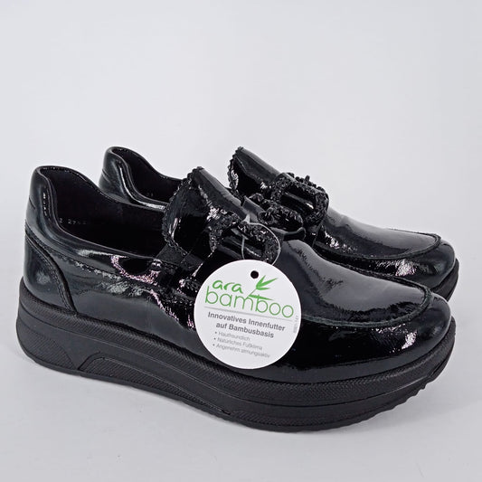 ARA- Mocassino nero in vernice con accessorio.