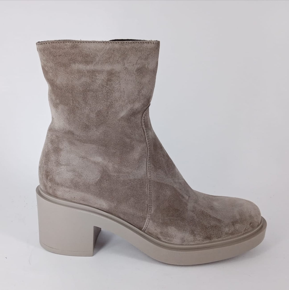 Frau- Stivaletto beige  in pelle scamosciata con tacco.