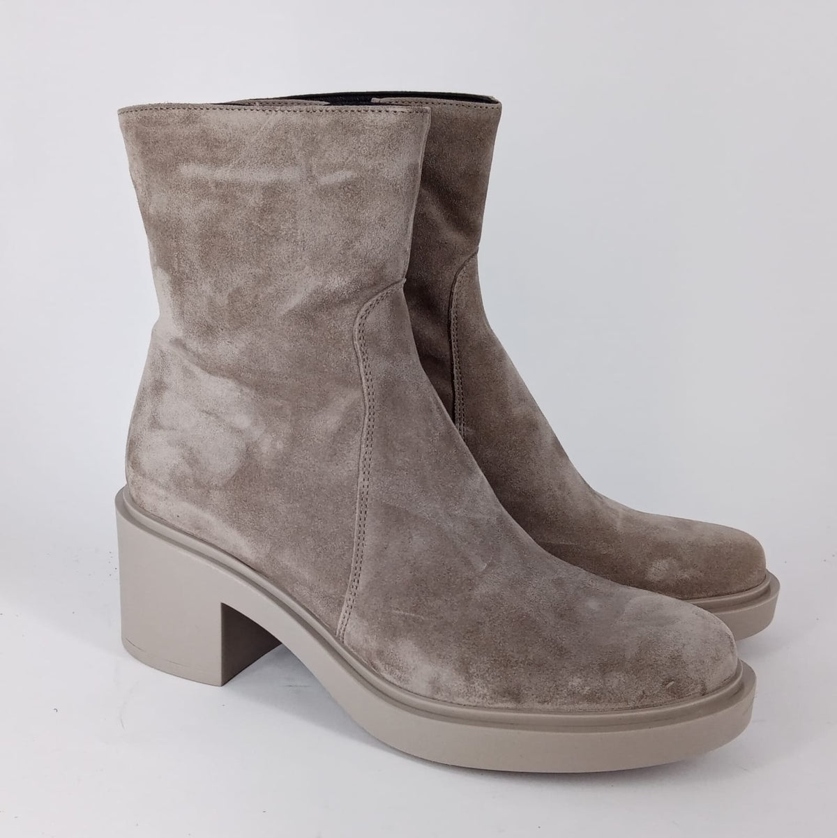 Frau- Stivaletto beige  in pelle scamosciata con tacco.