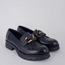 Carica l&#39;immagine nel visualizzatore di Gallery, MELLUSO- mocassino in pelle nera con morsetto.

